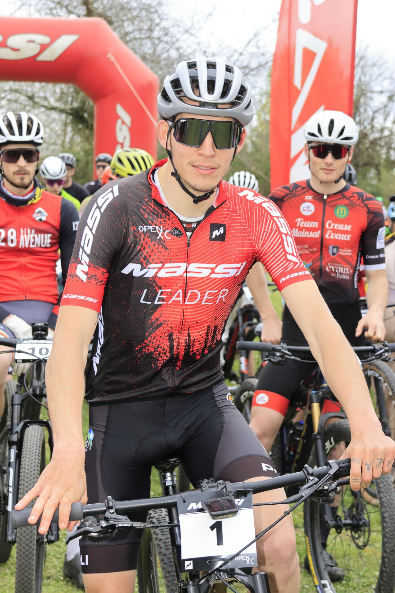Paul VANRENTERGHEM porteur du maillot de leader